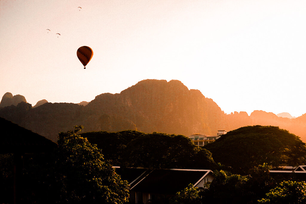 Sonnenuntergang mit Berpanorama in Vang Vieng - Peaks & Bites