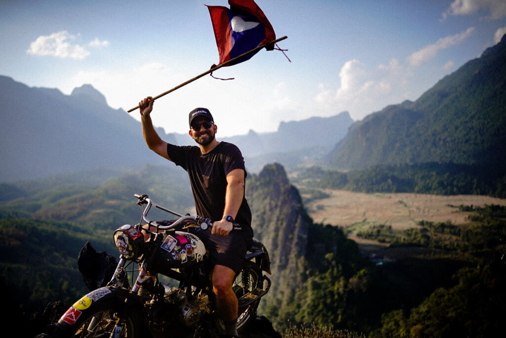 Nam Xay Viewpoint in Vang Vieng mit Motorrad auf dem Gipfel - Peaks & Bites Reiseblog