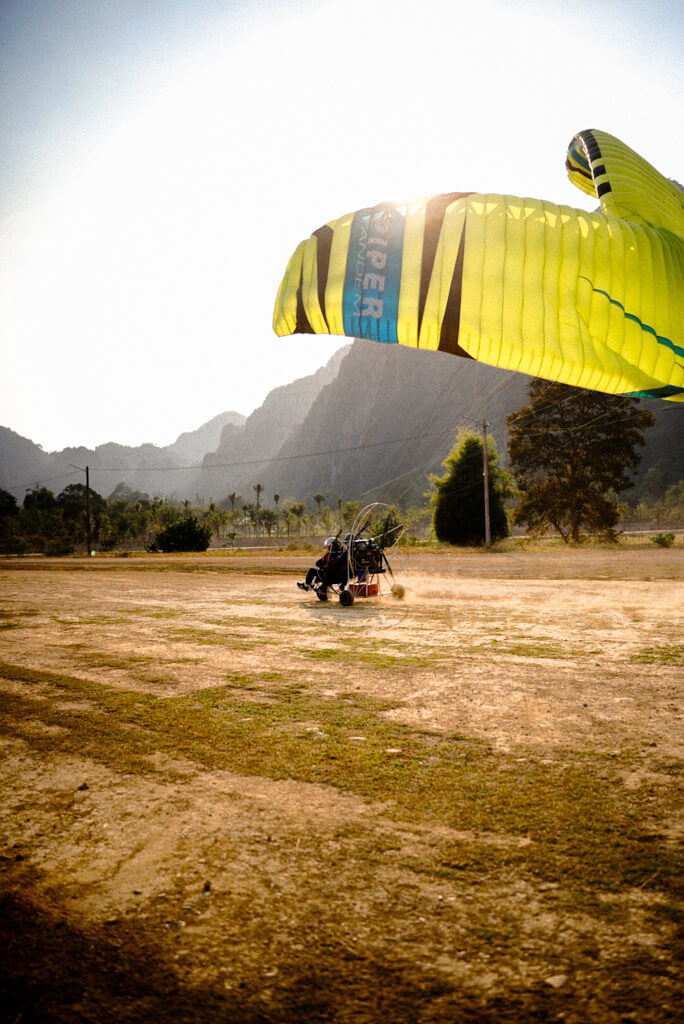 Para Motor flight over Vang Vieng with scenic view - Peaks & Bites Reiseblog